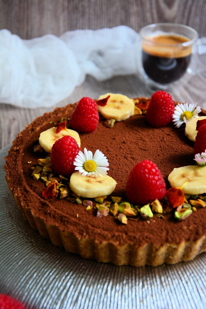 Čokoladni banana tart sa pistaćima i malinama