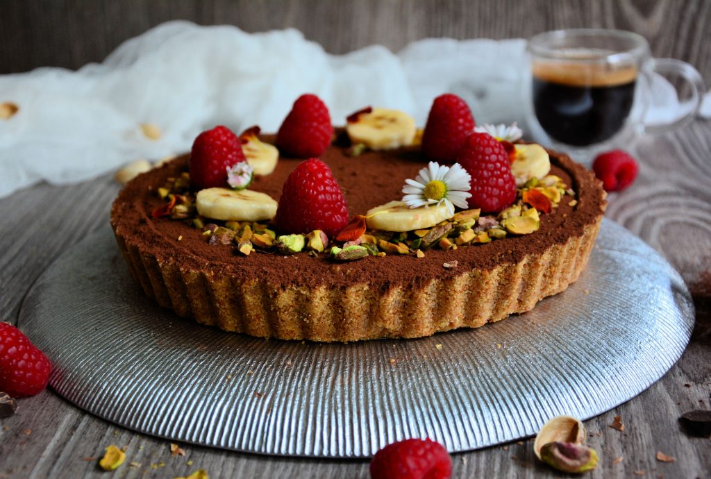 Čokoladni banana tart sa pistaćima i malinama