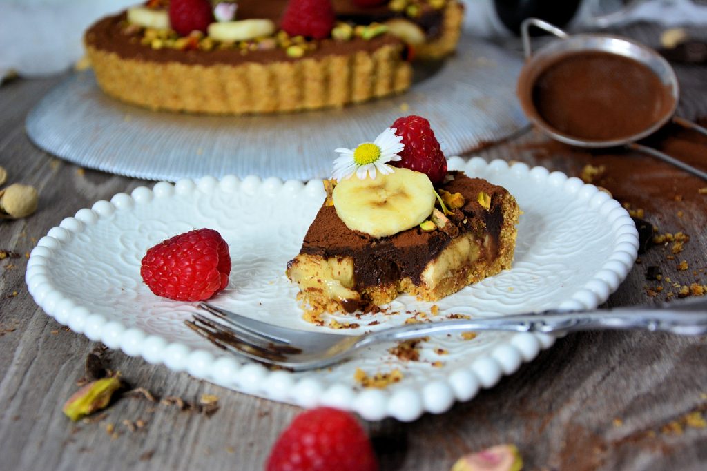 Čokoladni banana tart sa pistaćima i malinama