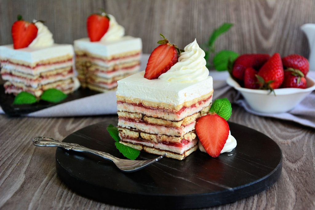 Kapri Rafaelo torta presek sa slojevima kokosa jagoda i čokolade