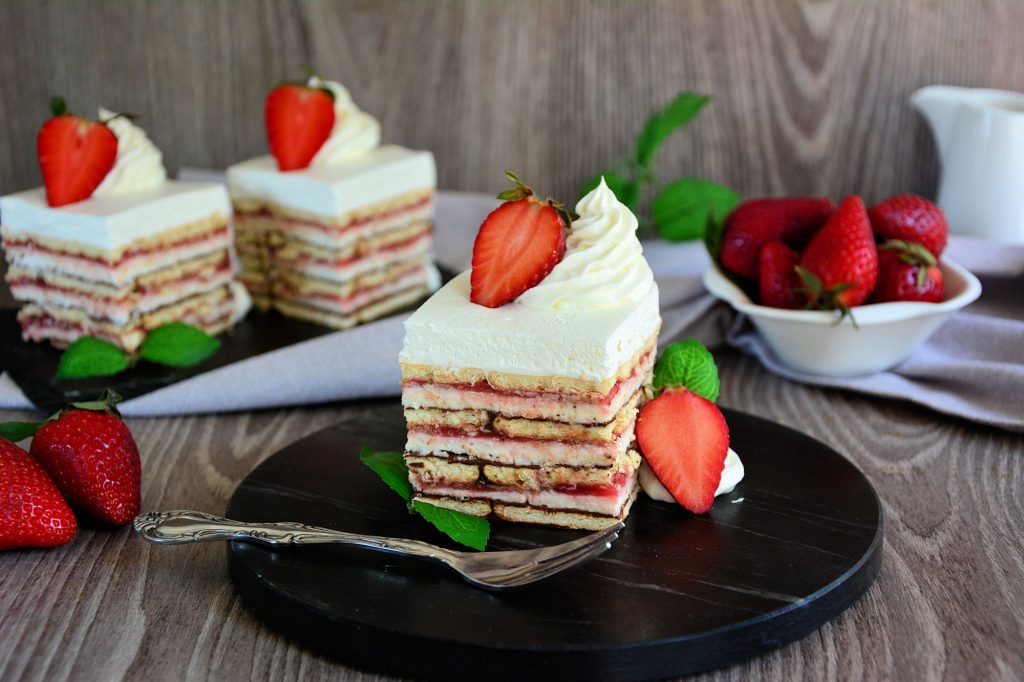 Kapri Rafaelo torta presek sa slojevima kokosa jagoda i čokolade