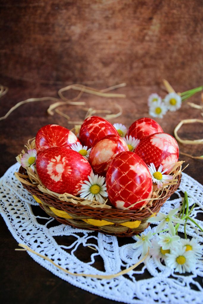 Uskršnja crvena jaja sa listićima | Minjina Kuhinjica Uskršnja crvena jaja sa listićima