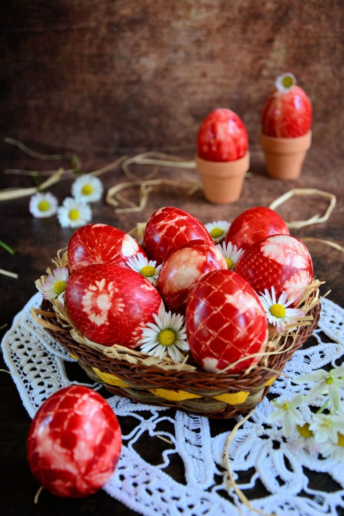 Uskršnja crvena jaja sa listićima | Minjina Kuhinjica Uskršnja crvena jaja sa listićima