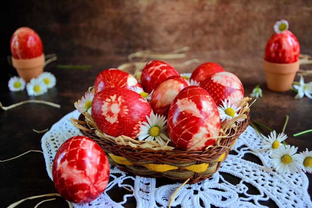 Uskršnja crvena jaja sa listićima | Minjina Kuhinjica Uskršnja crvena jaja sa listićima