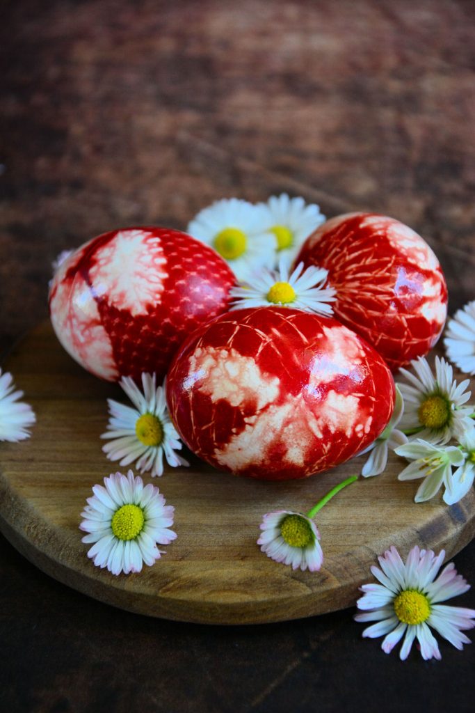 Uskršnja crvena jaja sa listićima | Minjina Kuhinjica Uskršnja crvena jaja sa listićima