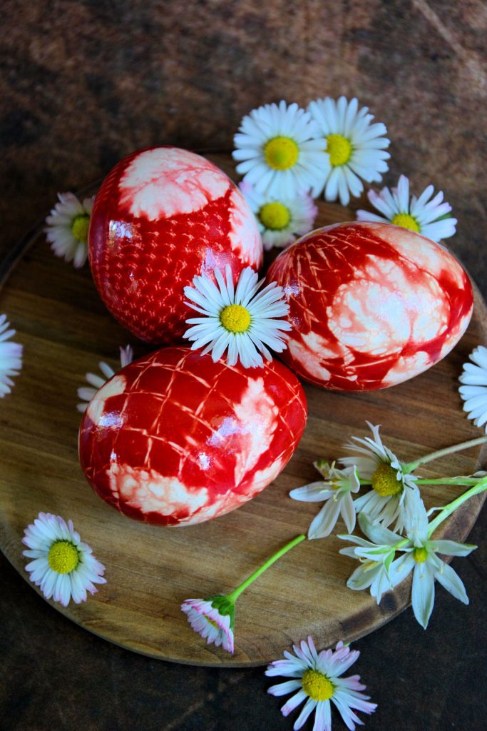 Hristos Vaskrse | Minjina Kuhinjica Uskršnja crvena jaja sa listićima