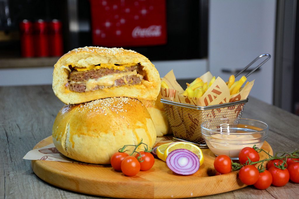 Sočan burger u testu pečen do savršenstva serviran na drvenoj dasci