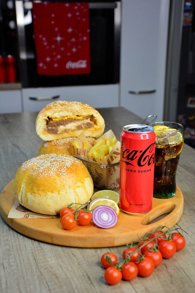 Sočan burger u testu pečen do savršenstva serviran na drvenoj dasci