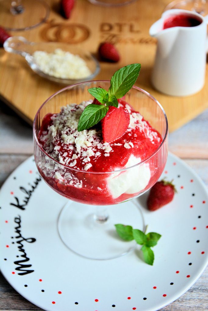 Desert od 4 sastojka u čaši dekorisan jagodama i čokoladom