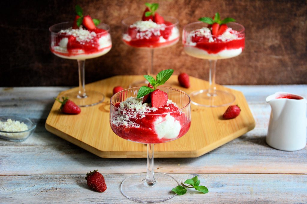 Desert od 4 sastojka u čaši dekorisan jagodama i čokoladom