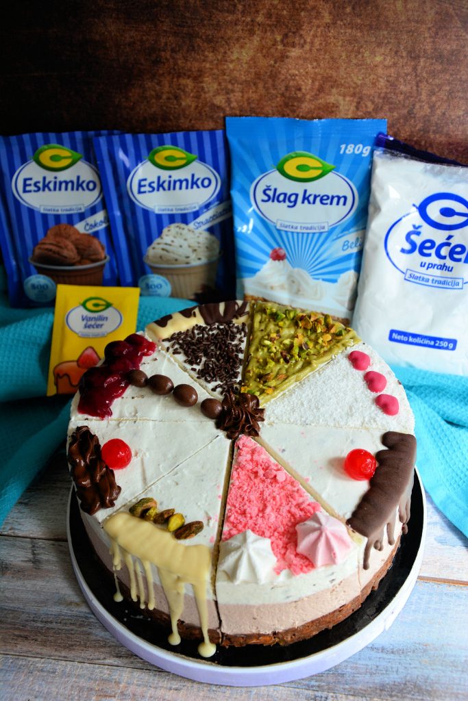 Parče kremaste Eskimko torte sa slojevima stracciatella i čokoladnog fila na podlozi od keksa