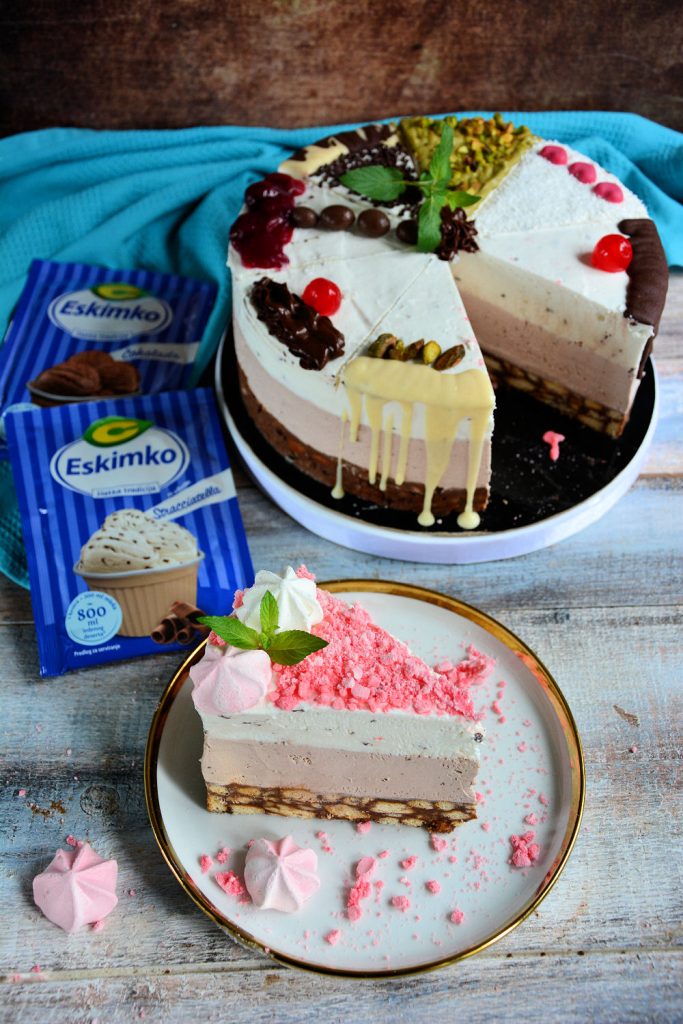 Eskimko torta bez pečenja sa dva fila stracciatella i čokolada dekorisana kokosom kremovima i čokoladnim mrvicama