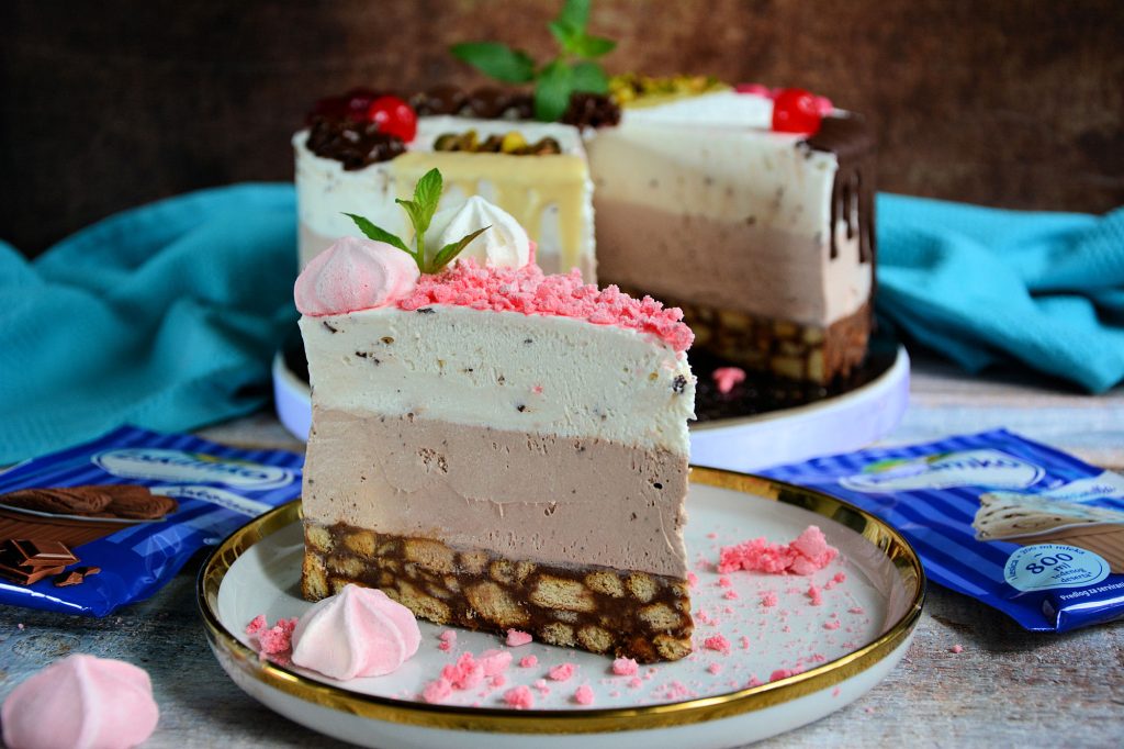 Parče kremaste Eskimko torte sa slojevima stracciatella i čokoladnog fila na podlozi od keksa