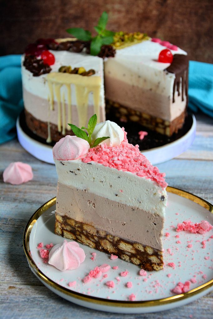 Parče kremaste Eskimko torte sa slojevima stracciatella i čokoladnog fila na podlozi od keksa