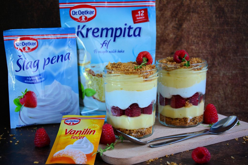 Hrskava karamel kora od lisnatog testa posuta vanilin i kristal šećerom