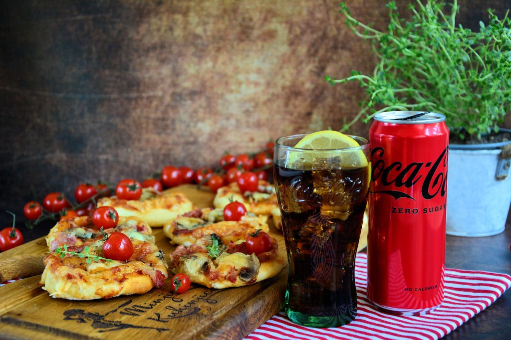 Mini pizze na plehu zapečene i posute sirom