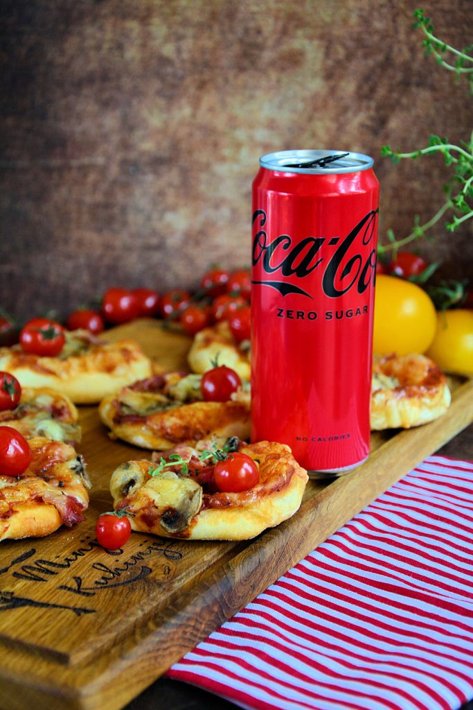Mini pizze na plehu zapečene i posute sirom