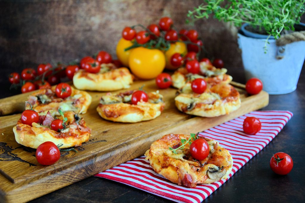 Mini pizze na plehu zapečene i posute sirom