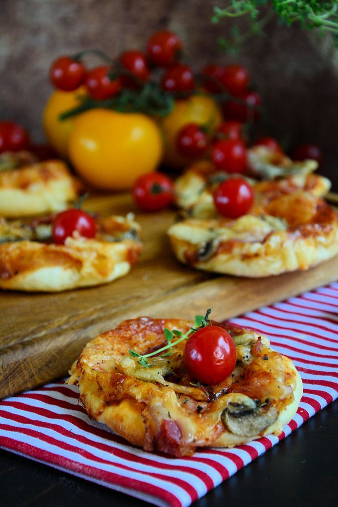 Mini pizze na plehu zapečene i posute sirom