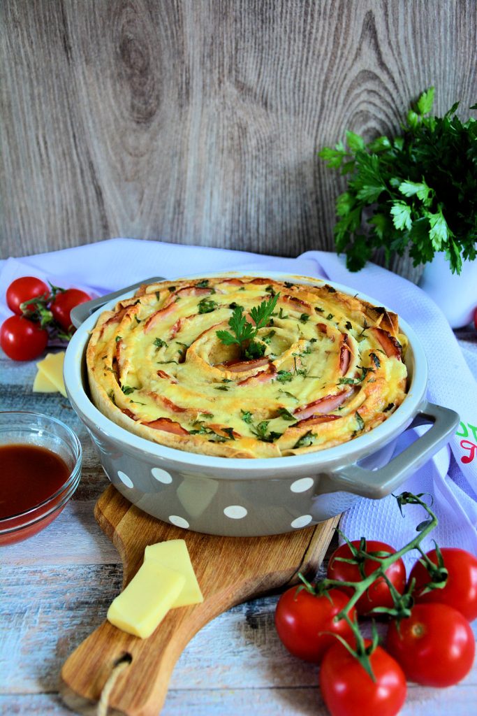 Tortilja pita pizza posle pečenja sa sirom i pečenicom