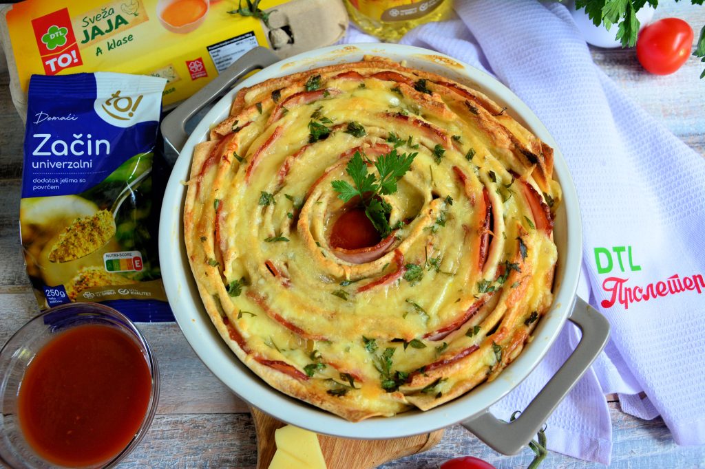 Tortilja pita pizza posle pečenja sa sirom i pečenicom