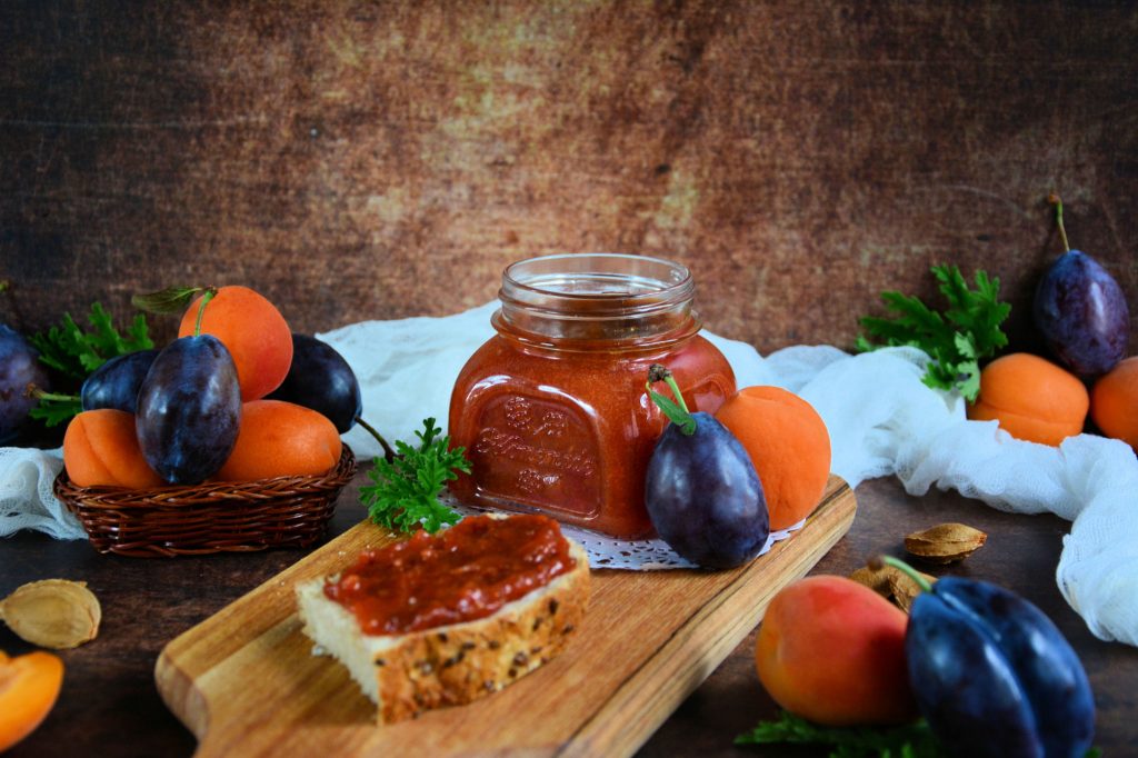 Domaća marmelada od šljiva i kajsija u tegli.