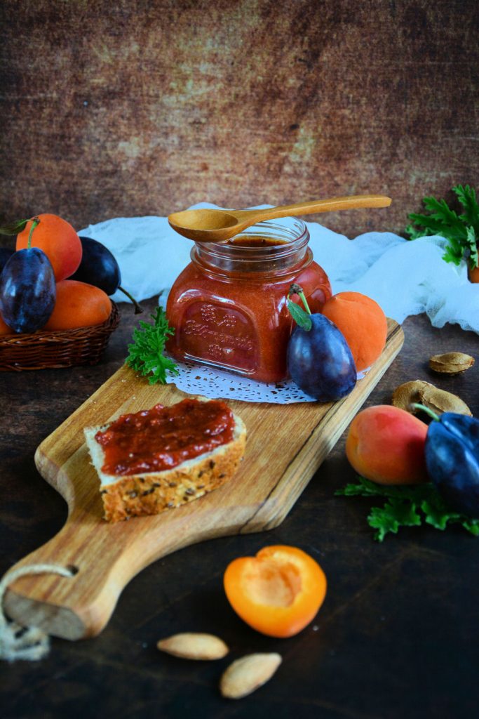 Domaća marmelada od šljiva i kajsija u tegli.