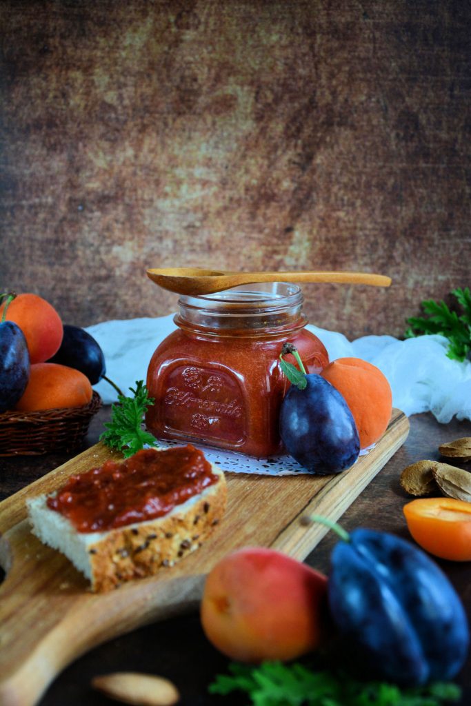 Domaća marmelada od šljiva i kajsija spremna za posluženje.