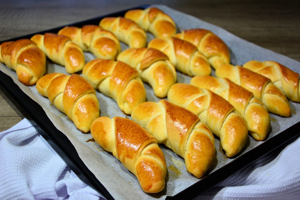 Mekane kiflice sa sirom i spanaćem pečene do zlatne boje