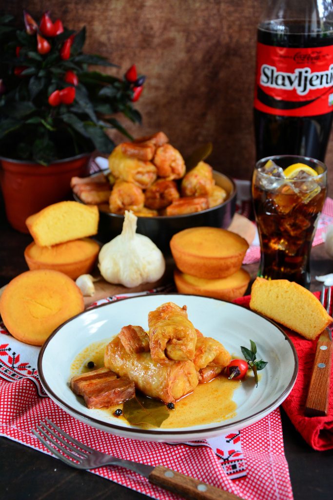 Domaća sarma od kiselog kupusa tradicionalno slavsko jelo uz Coca Colu Zero