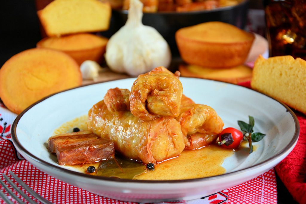 Domaća sarma od kiselog kupusa tradicionalno slavsko jelo
