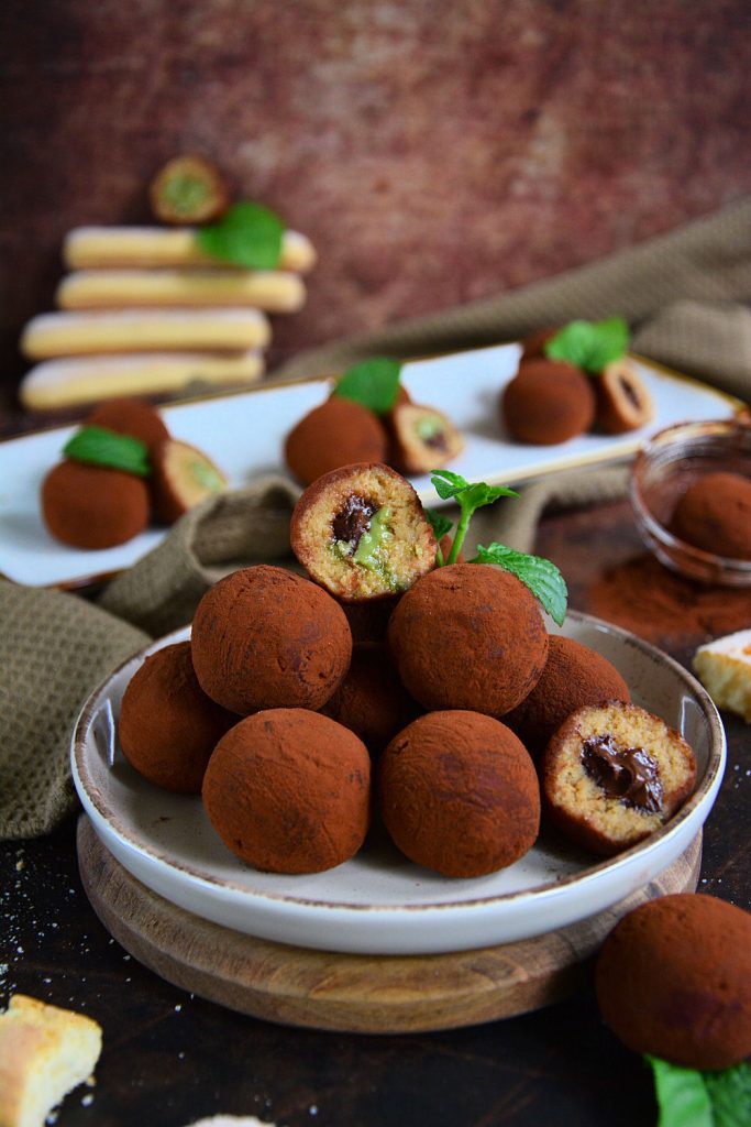 Tiramisu kuglice prelivene kakaom punjene Nutelom i pistać kremom | Minjina Kuhinjica Tiramisu kuglice prelivene kakaom punjene Nutelom i pistać kremom