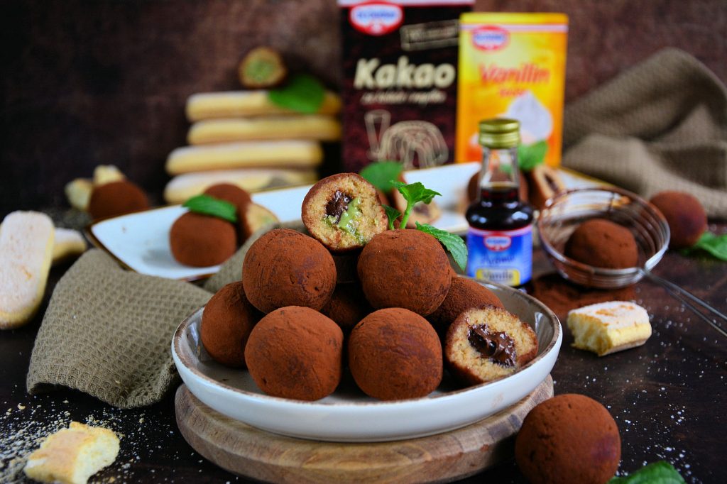 Tiramisu kuglice prelivene kakaom punjene Nutelom i pistać kremom | Minjina Kuhinjica Tiramisu kuglice prelivene kakaom punjene Nutelom i pistać kremom