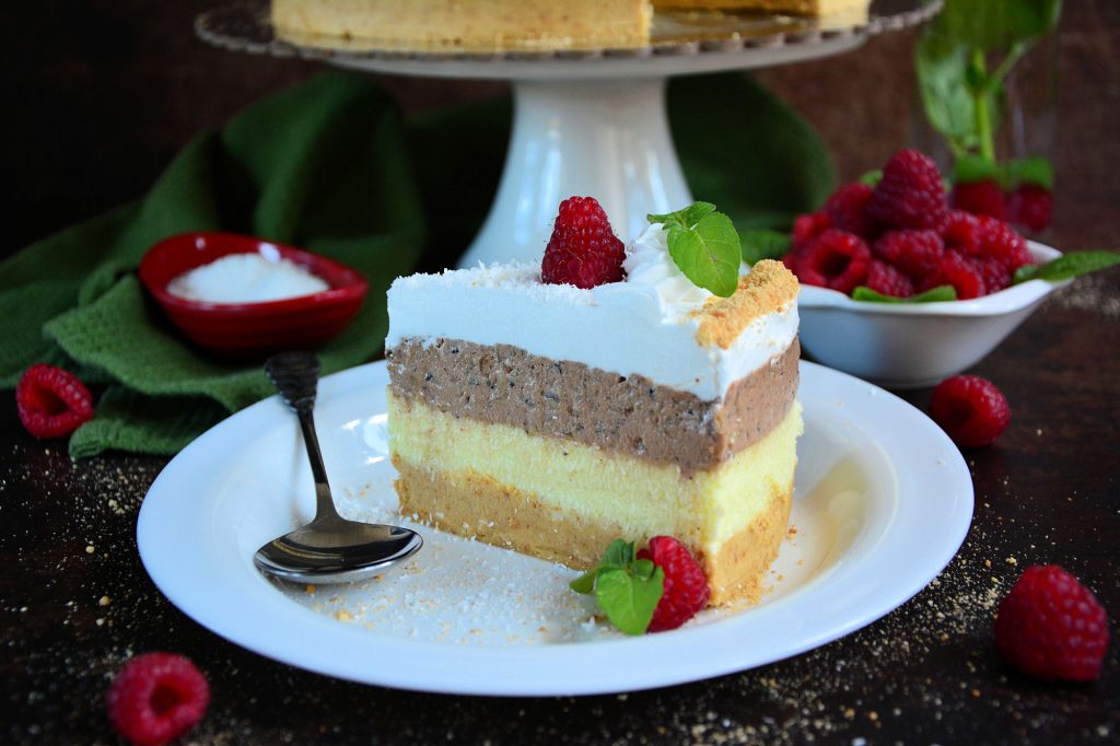 Pesak torta sa slojevima od plazme kokosa i oraha dekorisana šlagom i malinama | Minjina Kuhinjica Pesak torta sa slojevima od plazme kokosa i oraha dekorisana šlagom i malinama