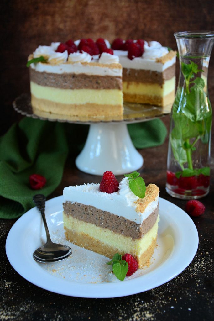 Pesak torta sa slojevima od plazme kokosa i oraha dekorisana šlagom i malinama | Minjina Kuhinjica Pesak torta sa slojevima od plazme kokosa i oraha dekorisana šlagom i malinama