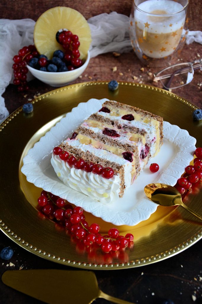 Moskva torta sa ananasom višnjama i šlagom recept Minjina Kuhinjica
