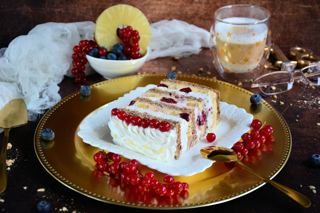 Moskva torta sa ananasom višnjama i šlagom recept Minjina Kuhinjica