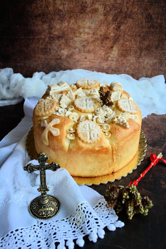 Posni slavski kolač ukrašen tradicionalnim motivima listovi grožđe krst i pečati | Minjina Kuhinjica Posni slavski kolač ukrašen tradicionalnim motivima listovi grožđe krst i pečati