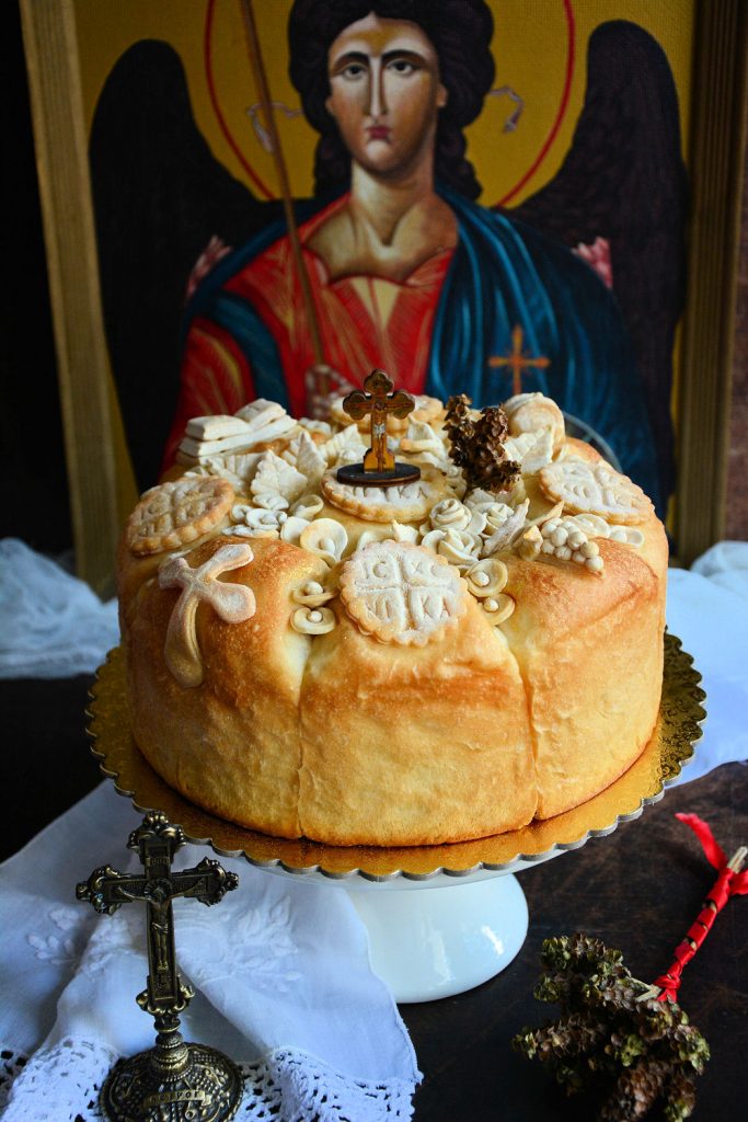 Posni slavski kolač ukrašen tradicionalnim motivima listovi grožđe krst i pečati | Minjina Kuhinjica Posni slavski kolač ukrašen tradicionalnim motivima listovi grožđe krst i pečati
