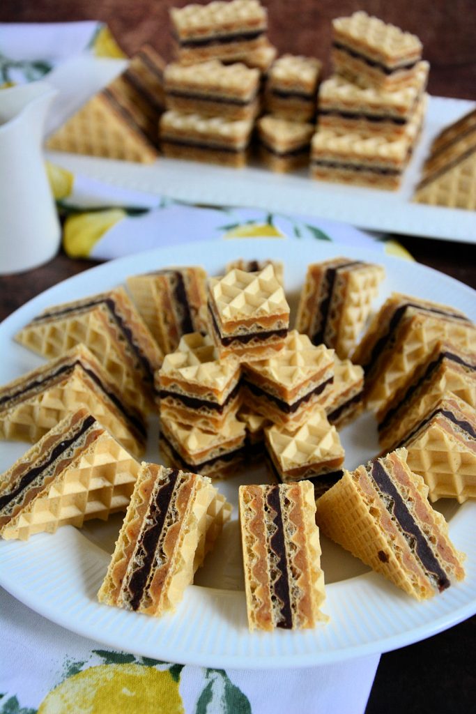 Gotove oblande isečene na štanglice poslužene na tacni