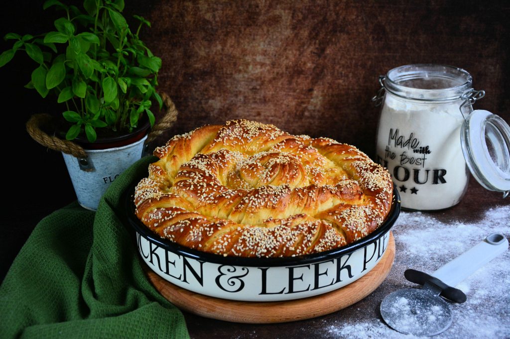 Uvrnuta puter pogača mekana domaća pogača u tepsiji