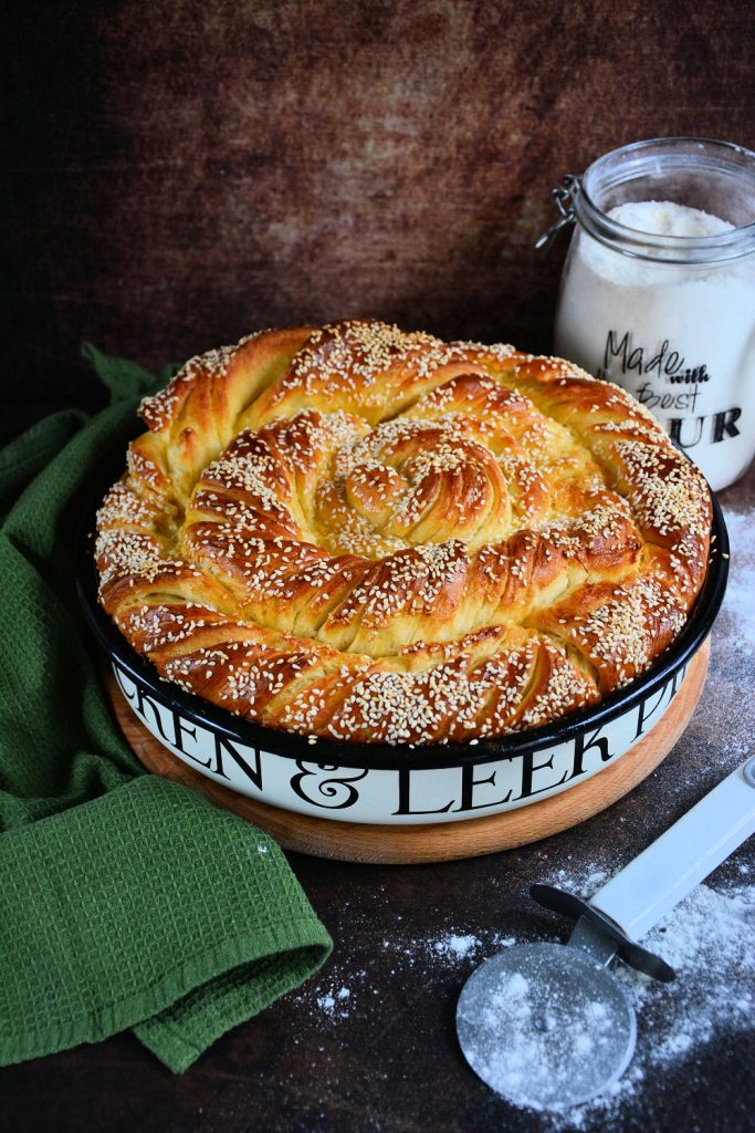 Uvrnuta puter pogača mekana domaća pogača u tepsiji