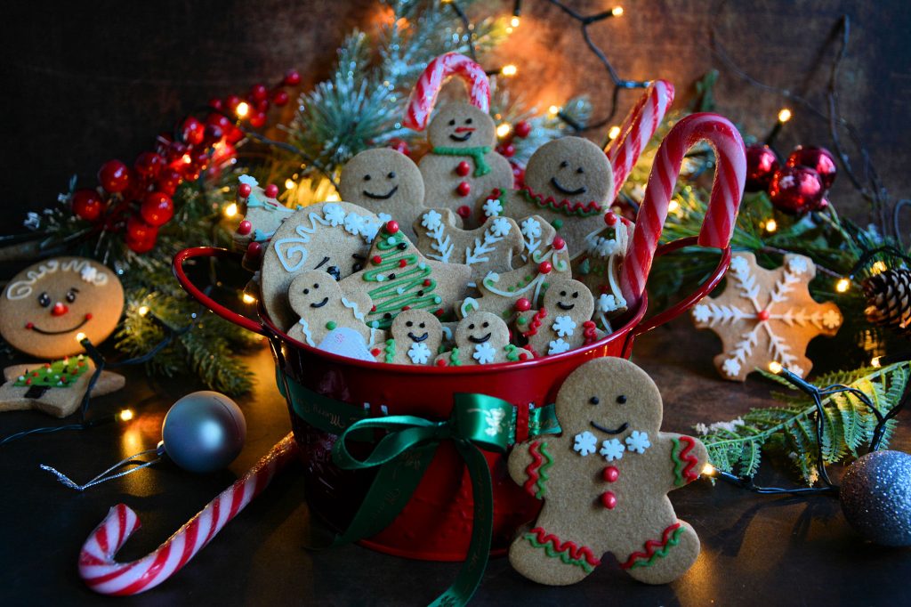 Novogodišnji cimet keksići dekorisani i spremni za serviranje | Minjina Kuhinjica Novogodišnji cimet keksići dekorisani i spremni za serviranje