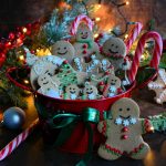 Novogodišnji cimet keksići dekorisani i spremni za serviranje | Minjina Kuhinjica