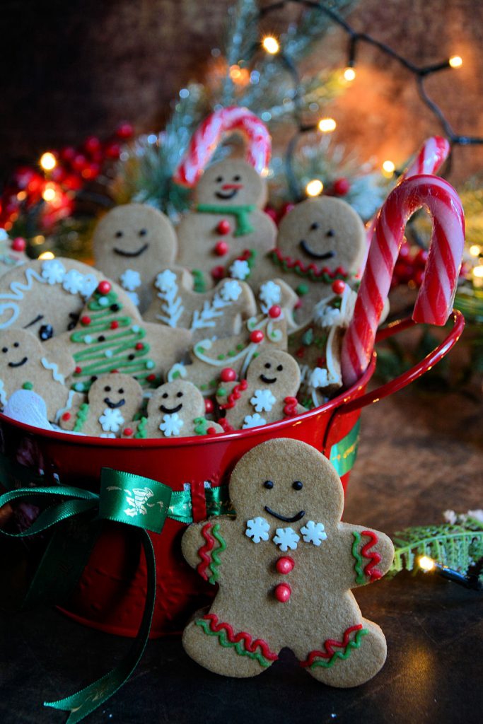 Detalj dekorisanih cimet keksića sa prazničnim motivima | Minjina Kuhinjica Detalj dekorisanih cimet keksića sa prazničnim motivima