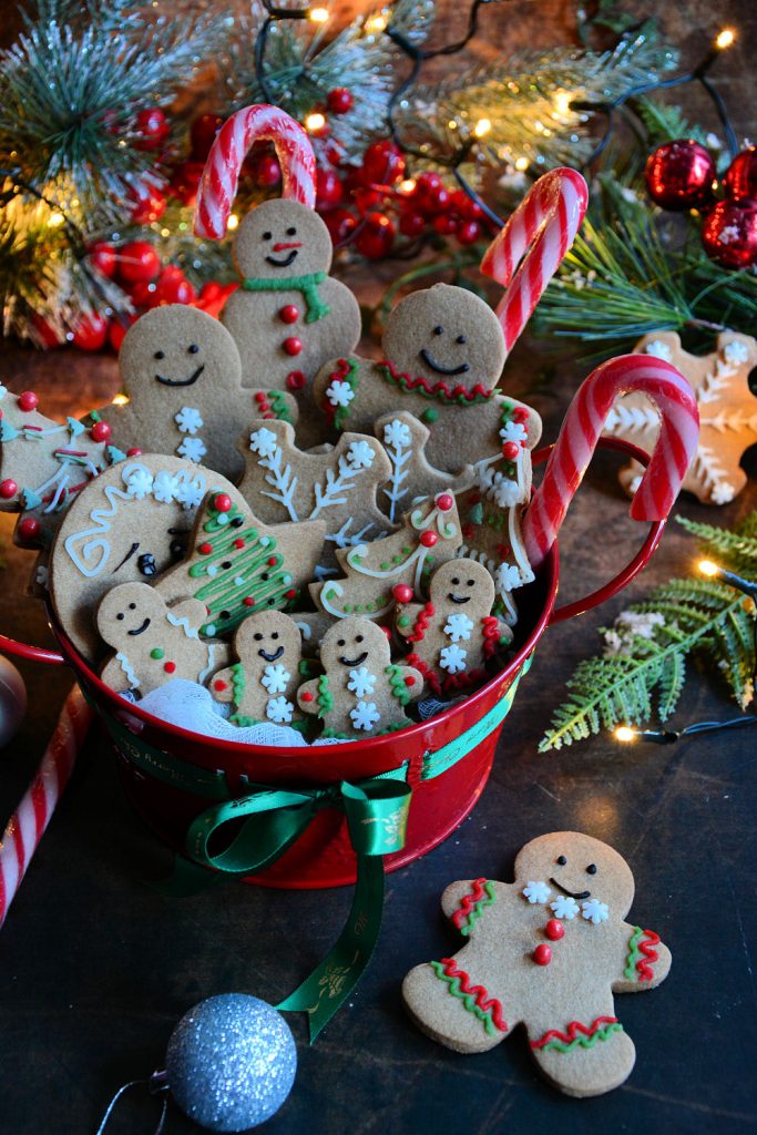 Detalj dekorisanih cimet keksića sa prazničnim motivima | Minjina Kuhinjica Detalj dekorisanih cimet keksića sa prazničnim motivima