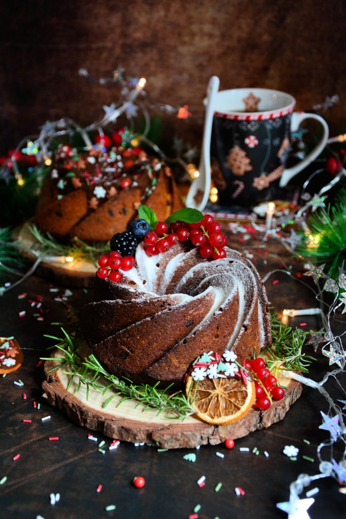 Praznični kuglof sa voćem serviran na dasci