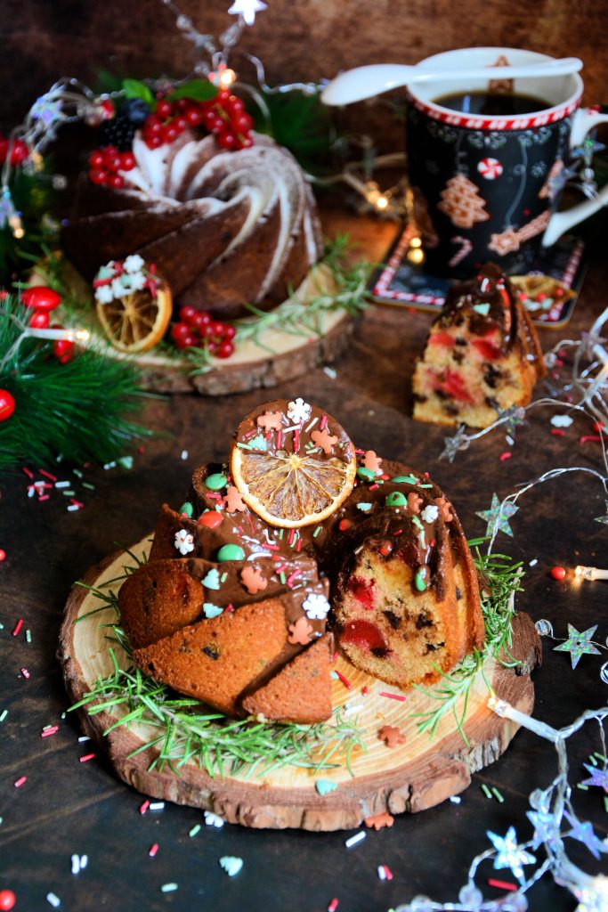 Praznični kuglof sa voćem serviran na dasci