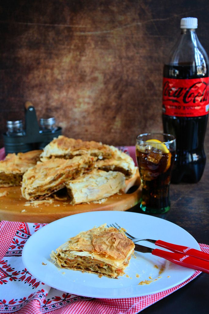 Posni burek na vodi serviran uz čašu CocaCola Zero | Minjina Kuhinjica Posni burek na vodi serviran uz čašu Coca Cola Zero