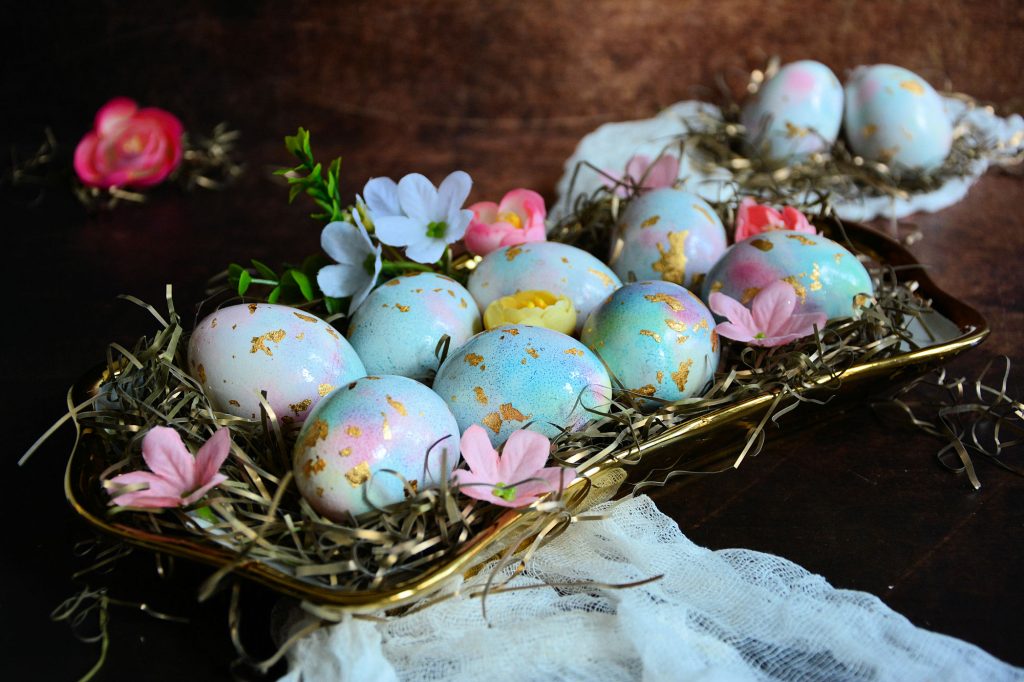 farbanje vaskrsnjih jaja u peni